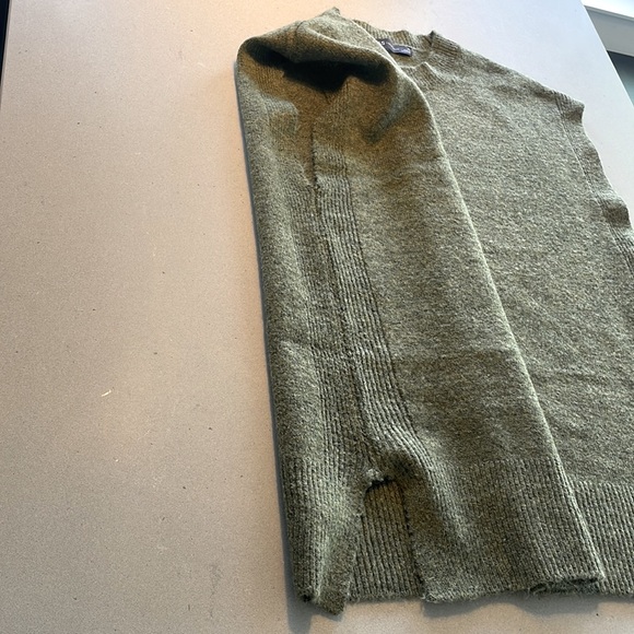 Marks and Spencer, Green sleeveless sweater vest. - Picture 2 of 3